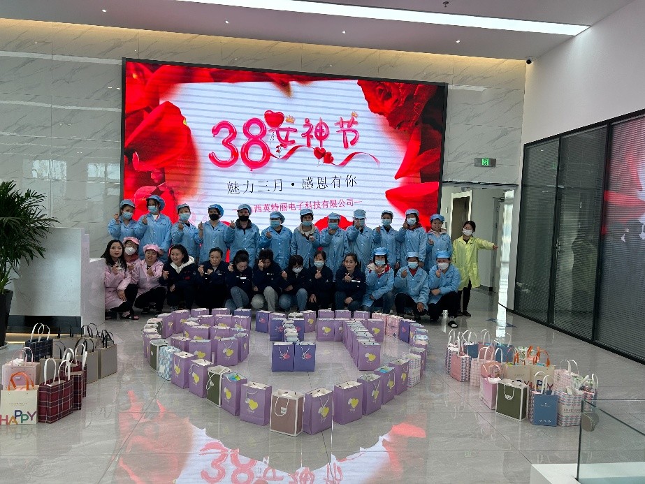 赞!山西英特丽三八妇女节全体女员工领取福利!(图1) b6abf82438ca5af153a3eadf0d33a58_923x693.jpg